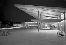 150169 Afbeelding van de ingang van het N.S.-station te Beverwijk bij avond.